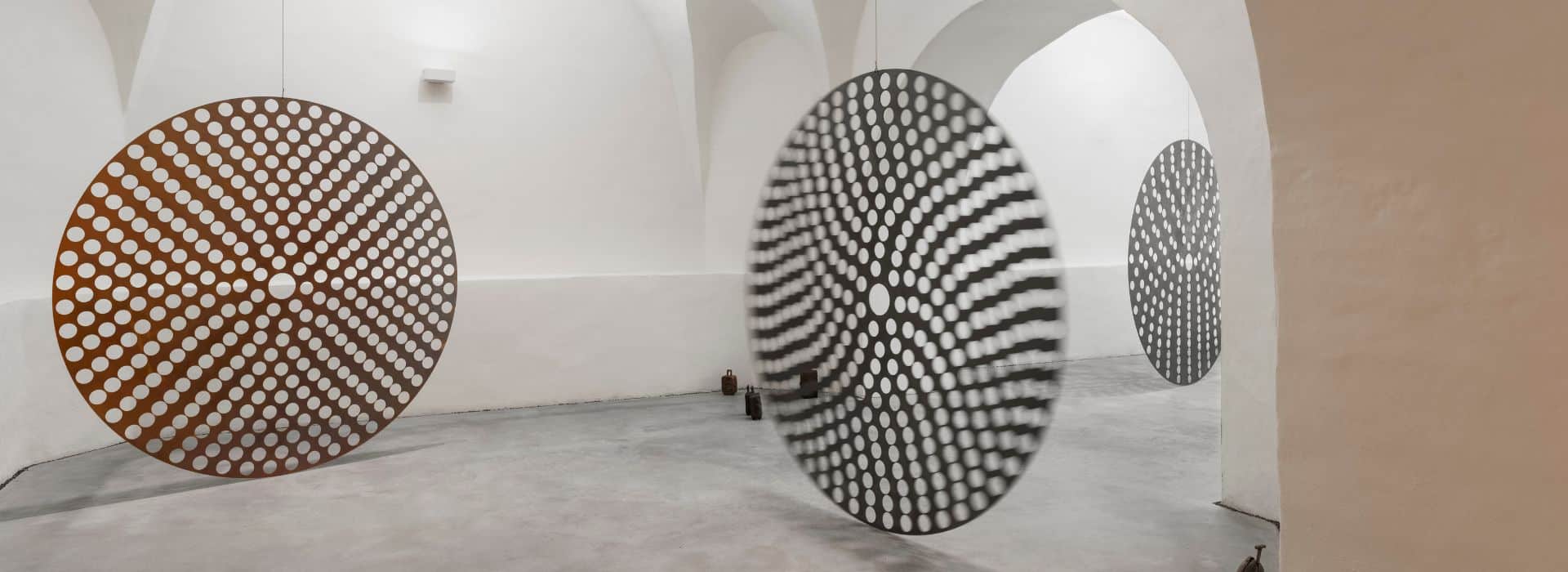 Vue de l’exposition Raphael Stucky. Troposonic à l’occasion du Prix Culturel Manor 2024 Valais, Ancienne Chancellerie, 21 septembre 2024-30 mars 2025 © Raphael Stucky Photo © Musées cantonaux du Valais, Sion / Olivier Lovey