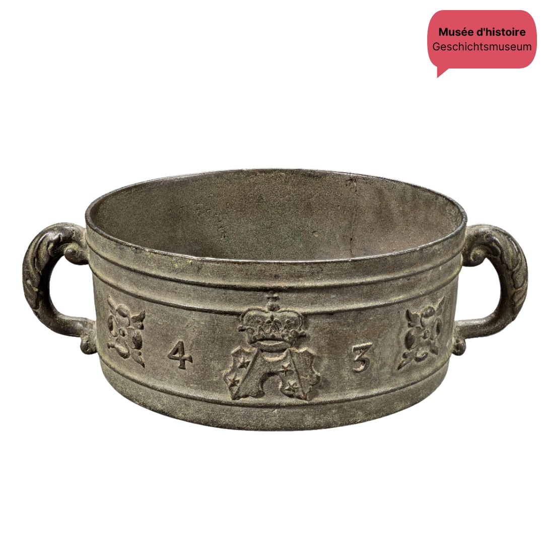 👉 Aujourd'hui : Une rôtissoire devenue mesure à grain Un très beau récipient des collections du Musée d’histoire du Valais qui nous a longtemps intrigués. Dans le catalogue édité en 1900, il était décrit comme une « petite rôtissoire en bronze, de 1643, aux armes de la ville de Sion ». En effet, la date de 1643 et les armoiries sédunoises décorent l’objet. Le registre d’entrée du début du 20e siècle inventorie la pièce comme « casserole de bronze, petite, avec deux anses, ornements à fleurs et les armes de Sion 1643 ». Cette description est demeurée jusqu’à récemment, changeant seulement le terme de casserole pour celui de marmite. La qualité décorative de l’objet, son petit diamètre pour un ustensile de cuisine, à peine plus de 15 cm, nous laissait songeurs. Nous penchions plutôt pour une mesure à grain officielle de la Ville. Il ne manquait plus qu’une confirmation et les archives de la Bourgeoisie de Sion nous l’ont vraisemblablement donnée puisqu’un protocole du Conseil bourgeoisial, pour l’année 1643, demandait justement de fabriquer un « kässin » (petit chaudron) pour la souste de la Ville, à la suite d’une inspection de celle-ci. #museescantonaux #kantonsmuseen #valais #wallis #histoire #geschichte #museumsofswitzerland #culture #ilovemuseums #objetdumois #moyenage #sion #valere #museesvalais 📷 © Musées cantonaux du Valais, Sion.